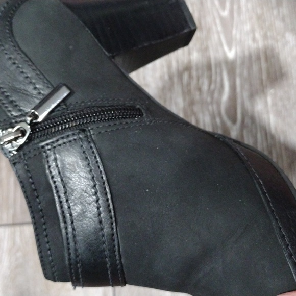 Clarks Artisan black leather zip ankle boots. Size 8. Mint condition - Picture 10 of 12